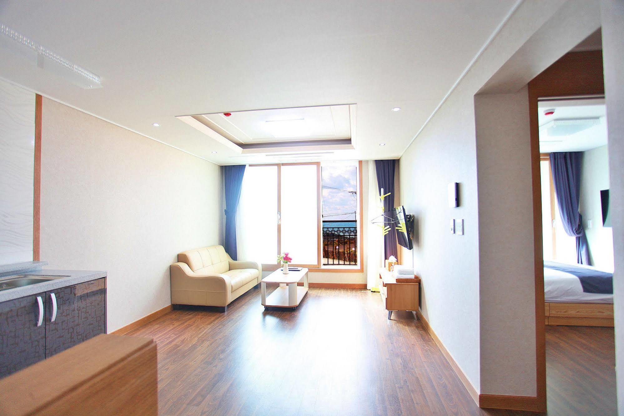 J Raum Resort Seogwipo Esterno foto