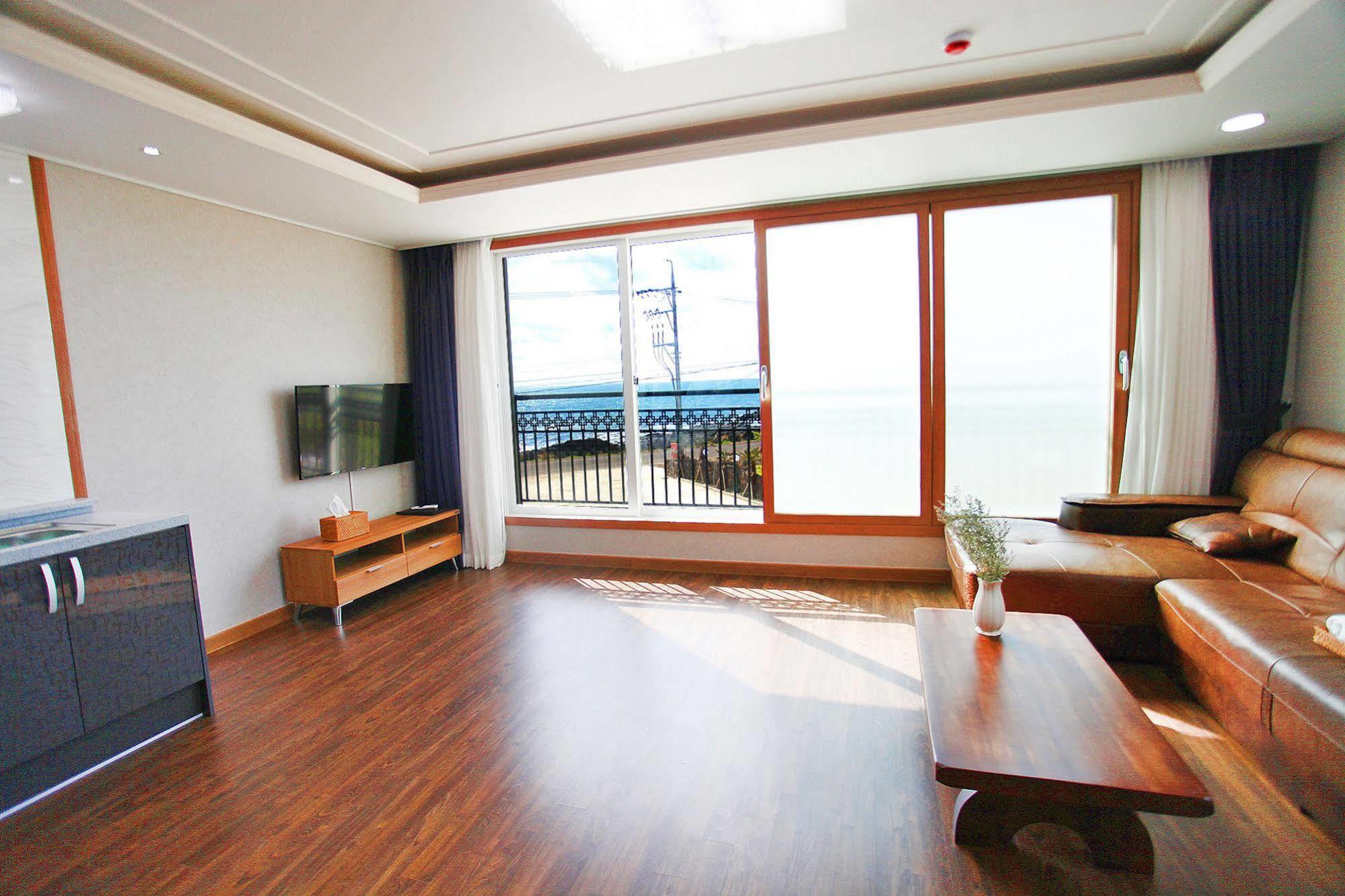 J Raum Resort Seogwipo Esterno foto