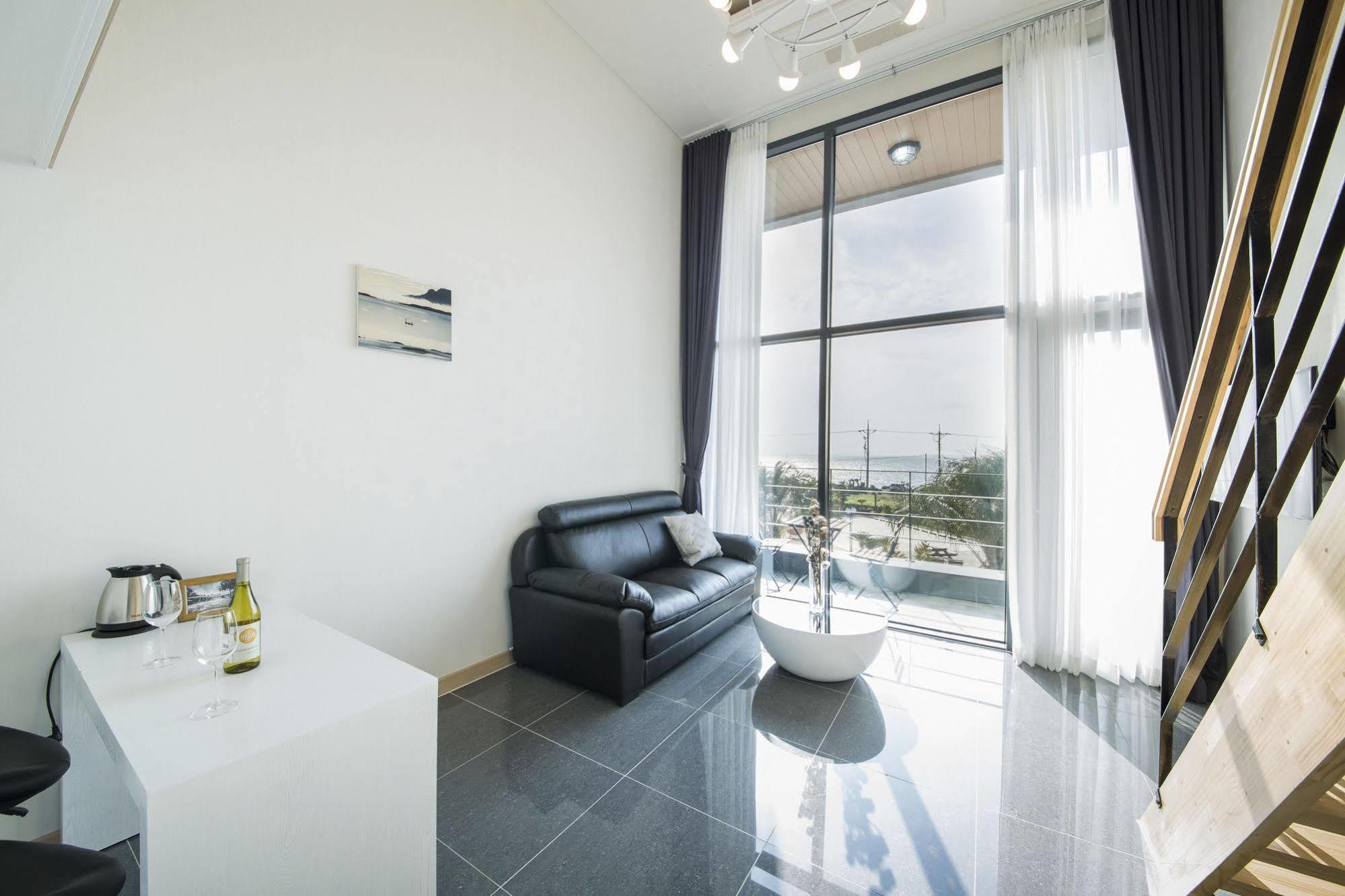 J Raum Resort Seogwipo Esterno foto