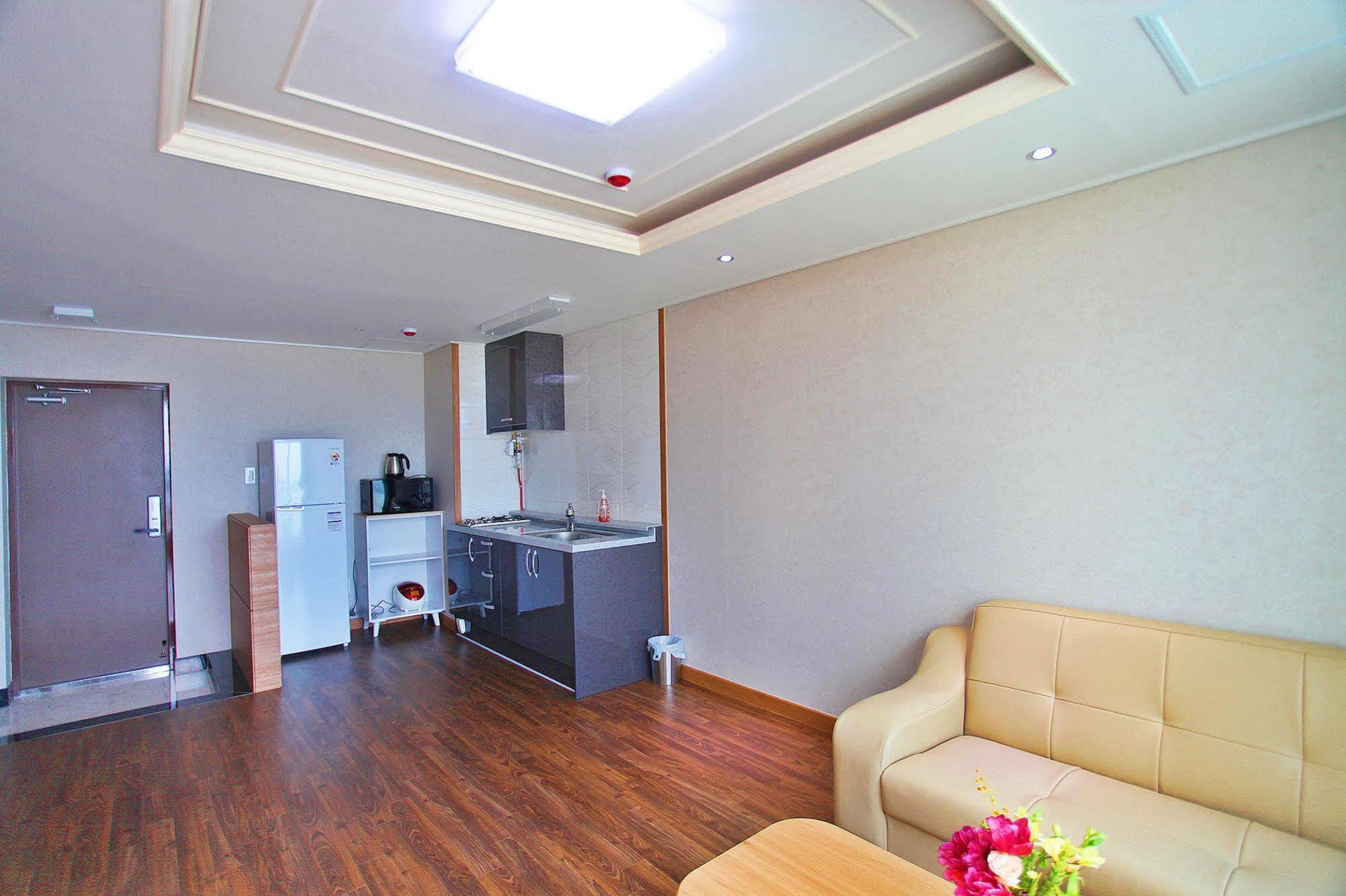 J Raum Resort Seogwipo Esterno foto