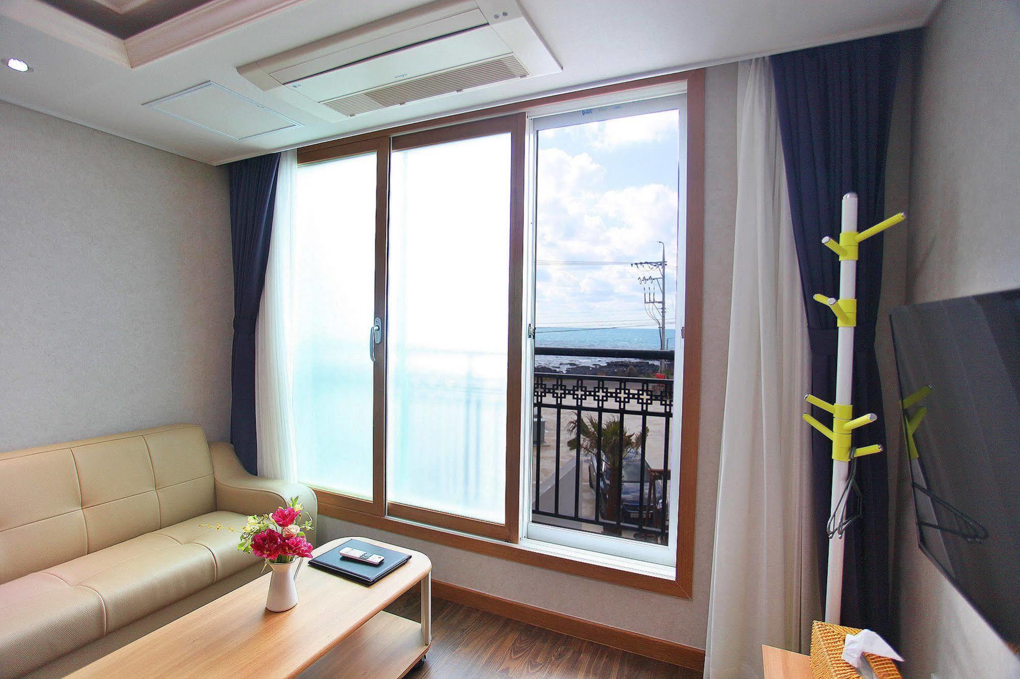 J Raum Resort Seogwipo Esterno foto