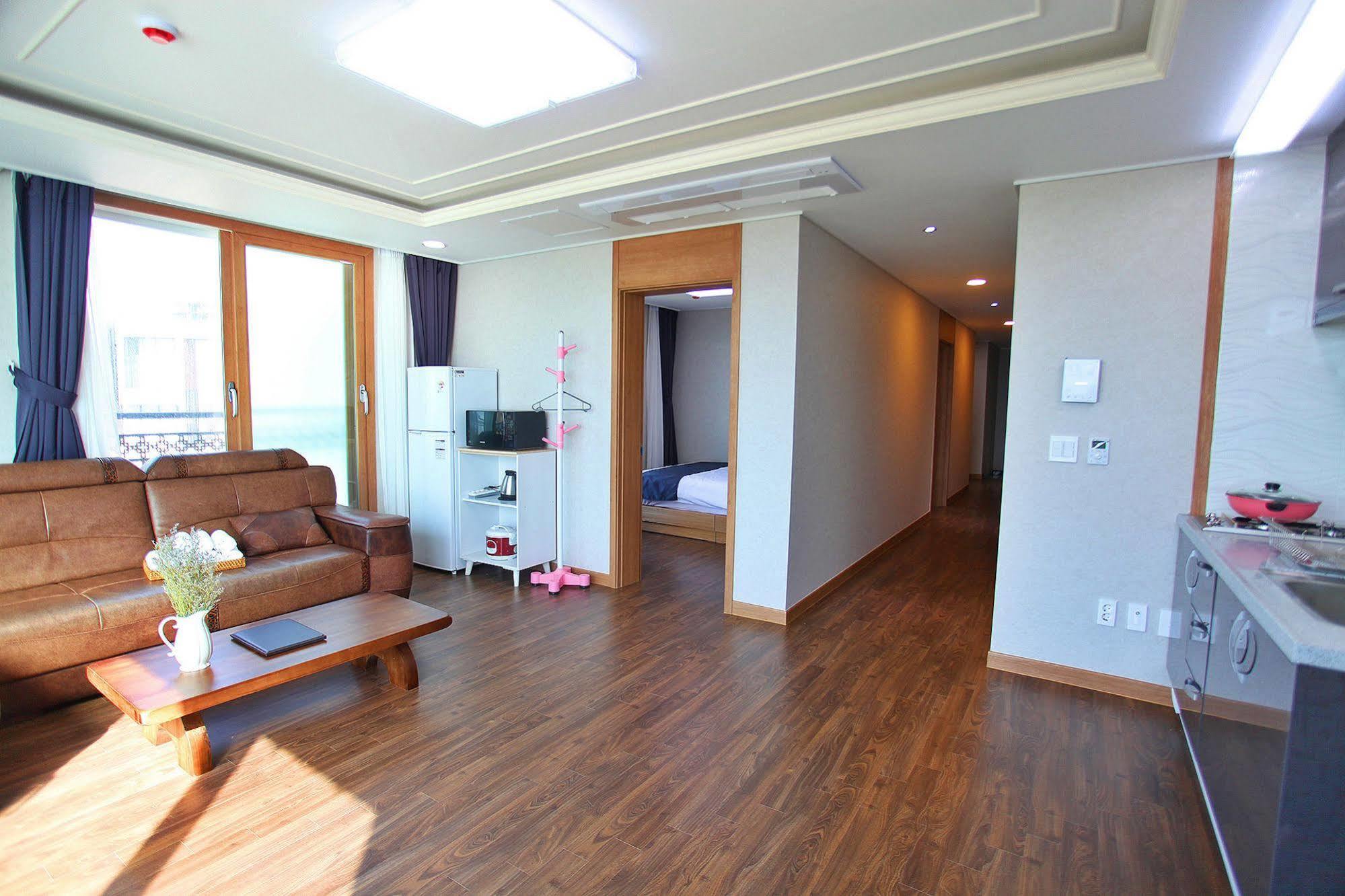 J Raum Resort Seogwipo Esterno foto